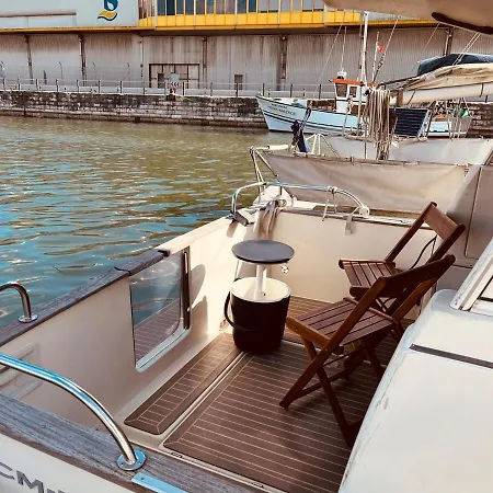 Ero- A Floating Escape In 船屋