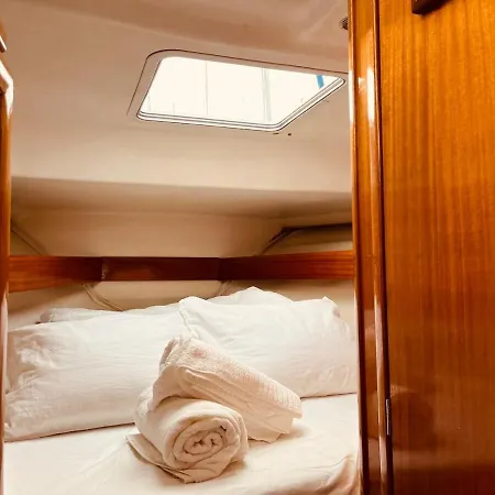 Ero- A Floating Escape In Båthotell *