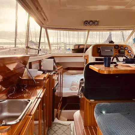 بوتيل Ero- A Floating Escape In *