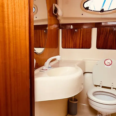 Båthotell Ero- A Floating Escape In