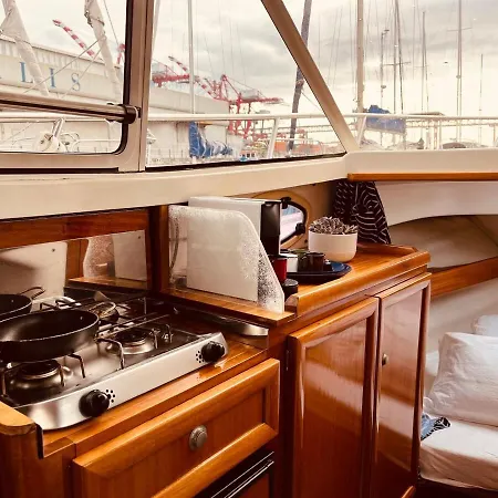Ero- A Floating Escape In Bateau-hôtel