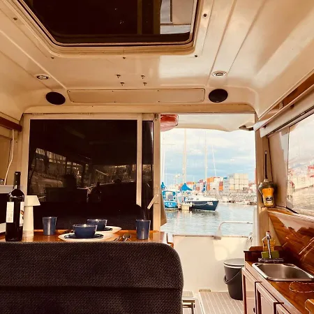 بوتيل Ero- A Floating Escape In