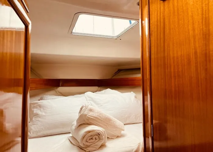 Ero- A Floating Escape In Bateau-hôtel *