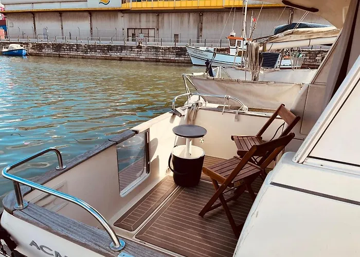 Ero- A Floating Escape In Ботель